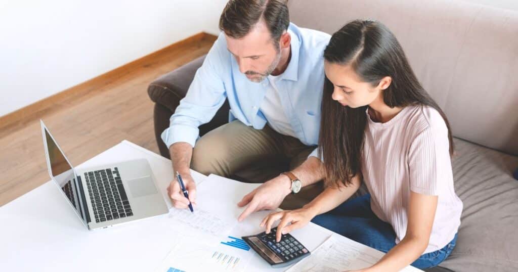 couple tracking expenses